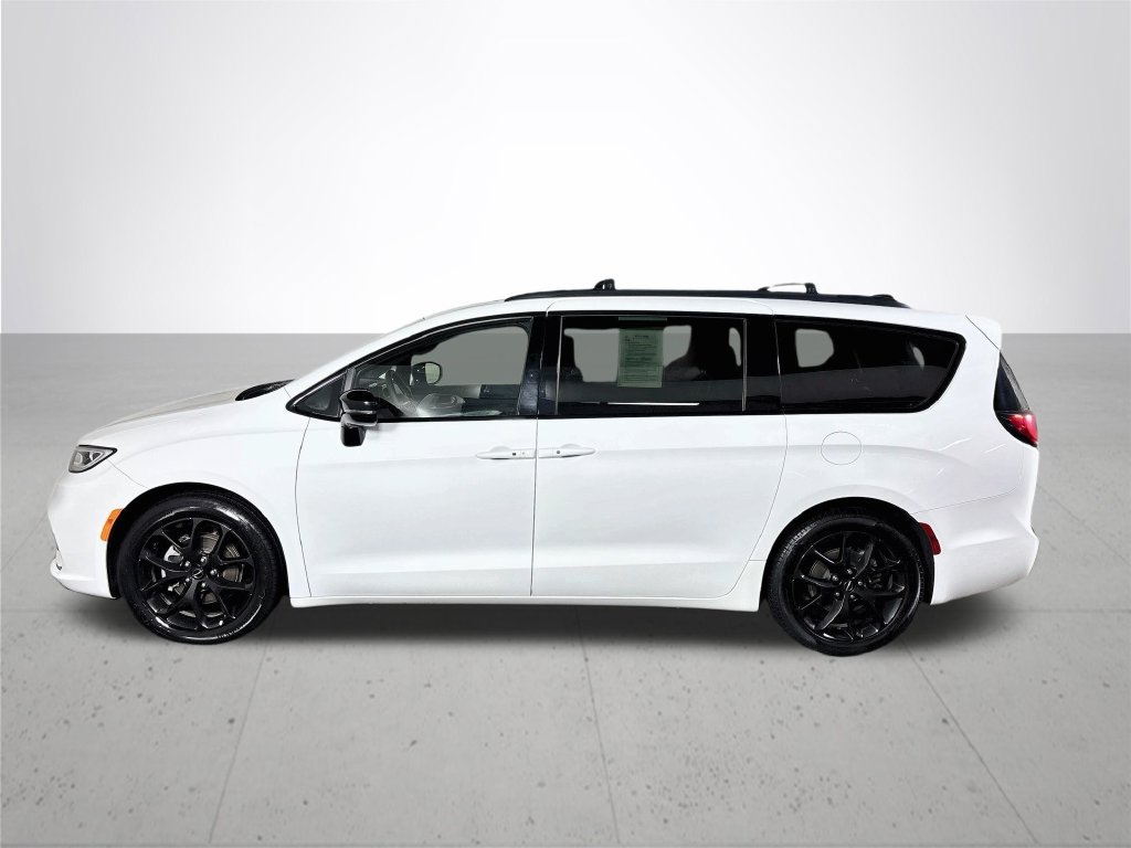 Certified 2025 Chrysler Pacifica Limited FWD image 10