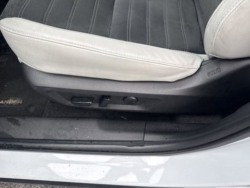 Used 2025 Mitsubishi Outlander SE image 13