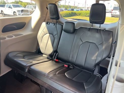 Used 2023 Chrysler Pacifica Touring-L FWD image 20