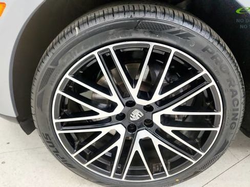 Used 2024 Porsche Macan AWD/4WD image 76