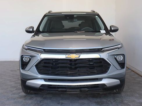 Used 2025 Chevrolet TrailBlazer LT FWD image 2
