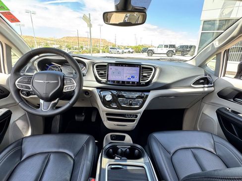 Used 2024 Chrysler Pacifica Touring-L FWD image 15