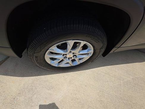 Used 2021 Chevrolet Traverse LT FWD image 20