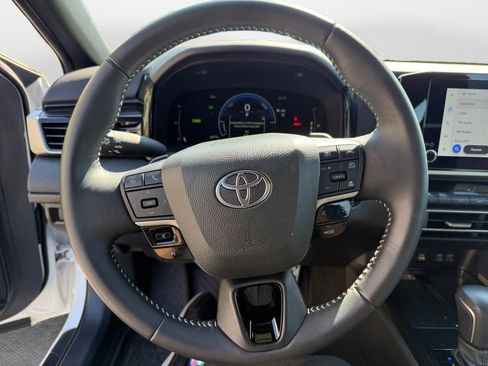 Used 2025 Toyota Camry SE image 10