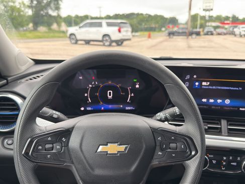 Used 2025 Chevrolet Trax LT FWD image 20