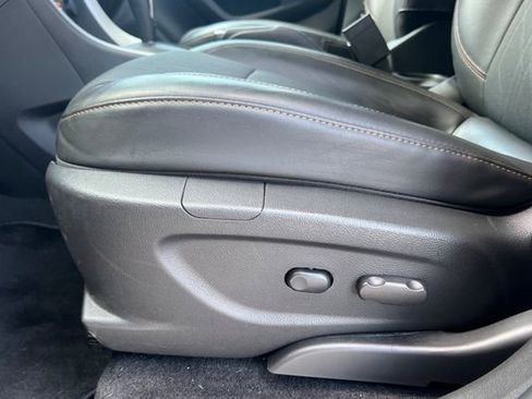 Used 2022 Chevrolet Trax LT w/ Redline Edition image 13