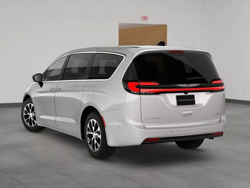 New 2026 Chrysler Pacifica Select image 4