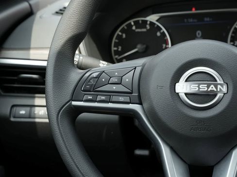 Used 2025 Nissan Altima 2.5 SV FWD image 10