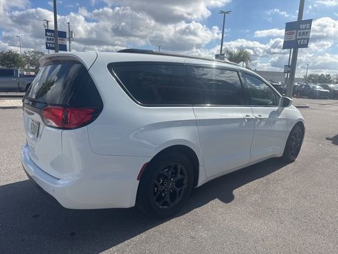 Used 2019 Chrysler Pacifica Touring-L w/ S Appearance Package image 6