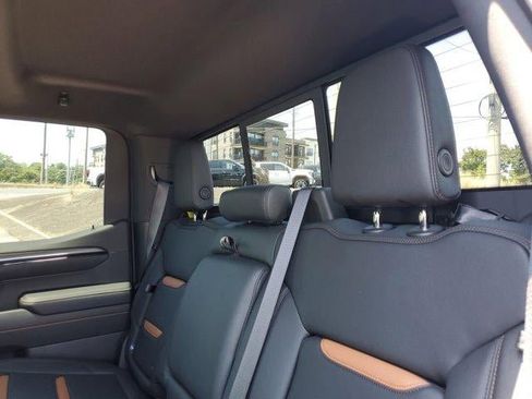 Used 2024 GMC Sierra 1500 AT4 w/ Technology Package AWD/4WD image 11