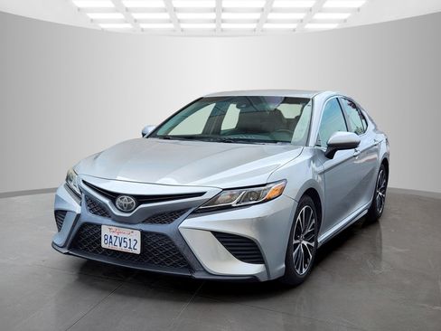 Used 2018 Toyota Camry SE FWD image 3