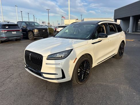 Certified 2025 Lincoln Corsair AWD w/ Equipment Group 101A image 3