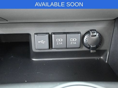 Used 2021 Toyota Highlander XLE AWD/4WD image 23