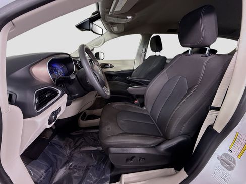 Used 2023 Chrysler Voyager LX image 22
