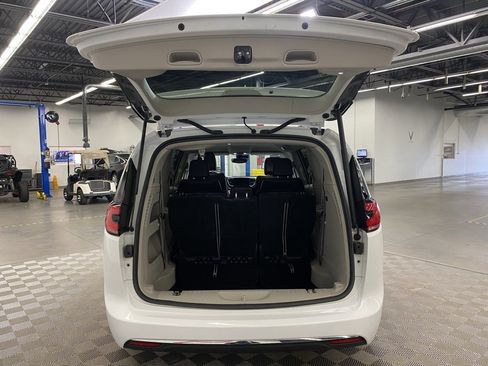 Used 2022 Chrysler Pacifica Touring-L image 7