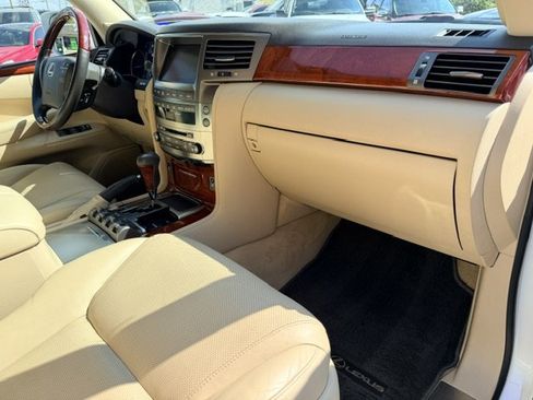 Used 2009 Lexus LX 570 4WD w/ Preferred Accessory Pkg image 23