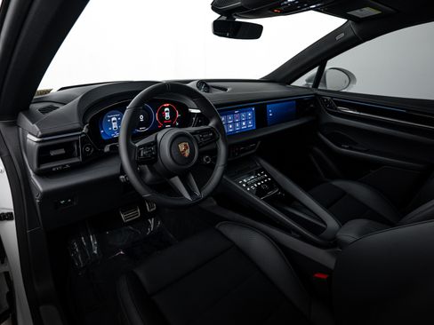 Certified 2025 Porsche Macan 4S Electric AWD/4WD image 4