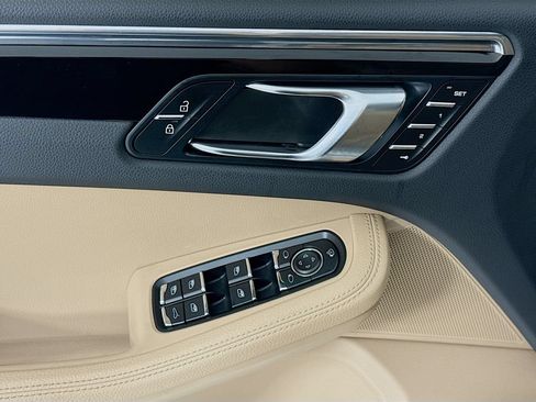 Certified 2025 Porsche Macan AWD/4WD image 11