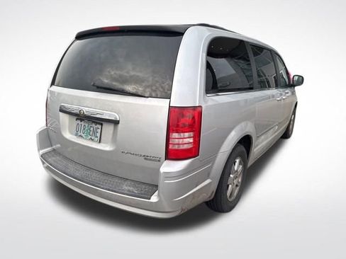 Used 2010 Chrysler Town & Country Touring image 6