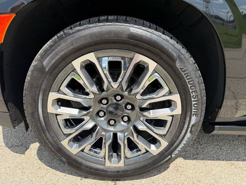Used 2023 GMC Yukon XL Denali Ultimate AWD/4WD image 12