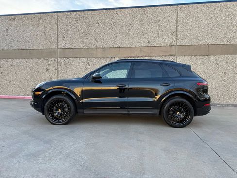 Used 2019 Porsche Cayenne Sport Utility 4D image 3