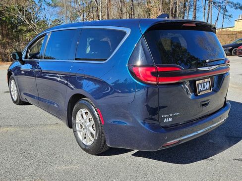 Used 2023 Chrysler Pacifica Touring-L image 11