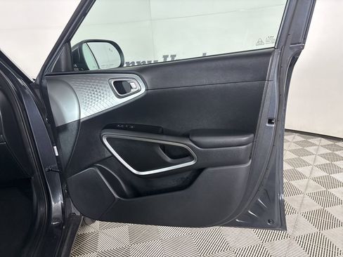 Used 2025 Kia Soul LX image 25