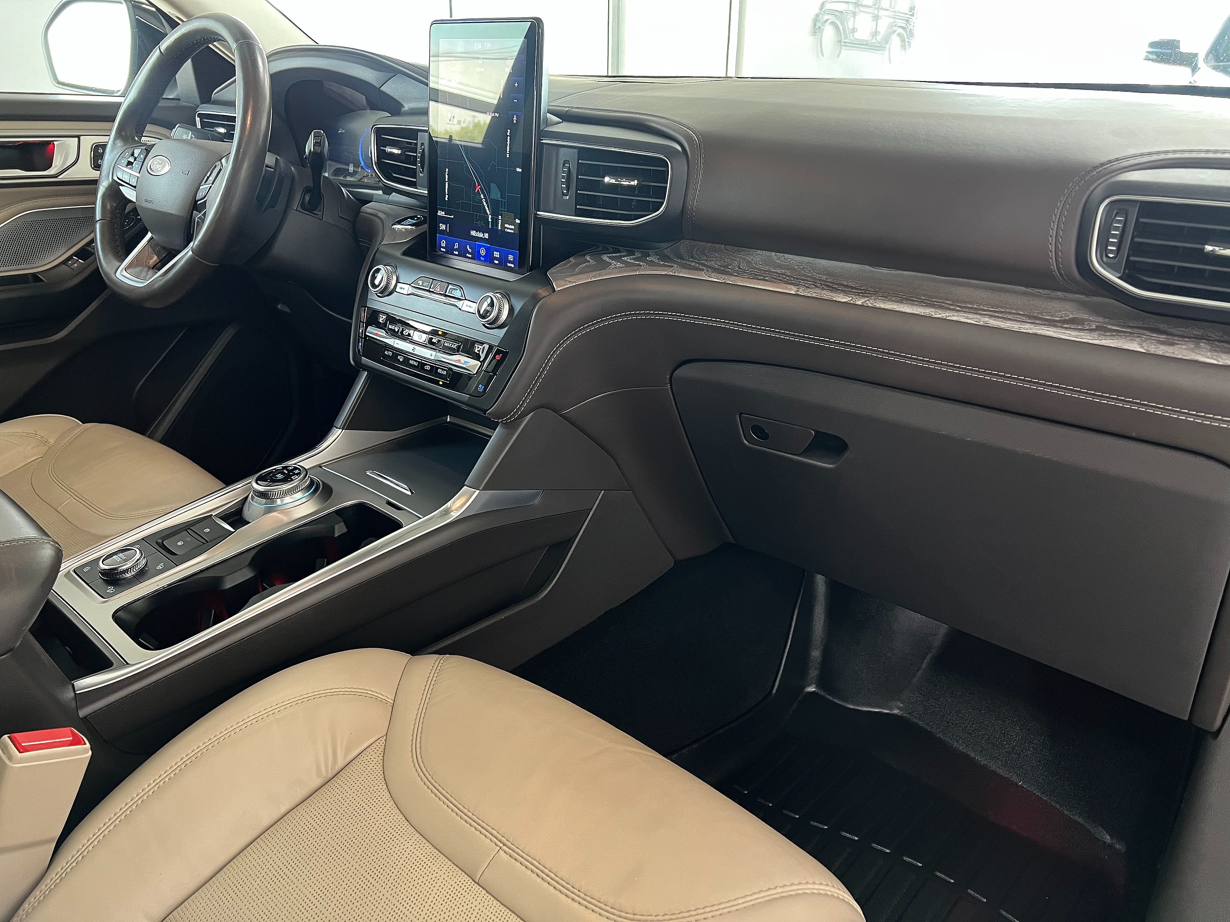 Used 2020 Ford Explorer Platinum w/ Premium Technology Package AWD/4WD image 32