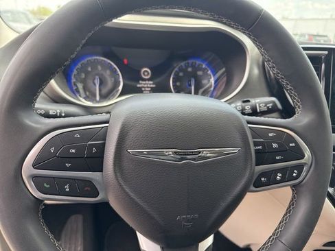 Used 2023 Chrysler Pacifica Touring-L image 14