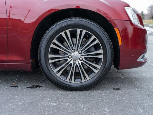 Used 2016 Chrysler 300 Limited image 10