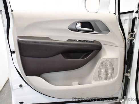 Used 2017 Chrysler Pacifica Touring-L image 7