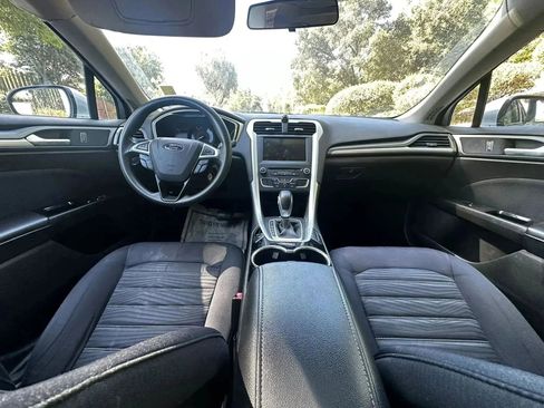 Used 2016 Ford Fusion SE FWD image 25