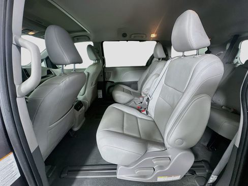 Used 2020 Toyota Sienna XLE w/ XLE Navigation Package FWD image 29