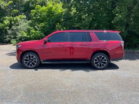 Used 2023 Chevrolet Suburban RST w/ Luxury Package AWD/4WD image 2