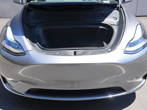 Used 2024 Tesla Model Y Long Range RWD image 8