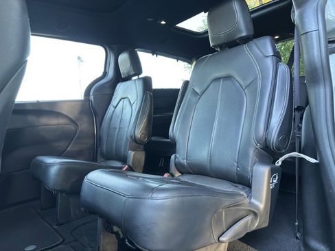 Used 2020 Chrysler Pacifica Touring-L image 16