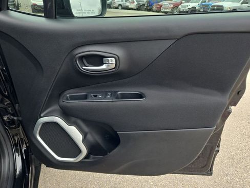 Used 2018 Jeep Renegade Latitude image 30