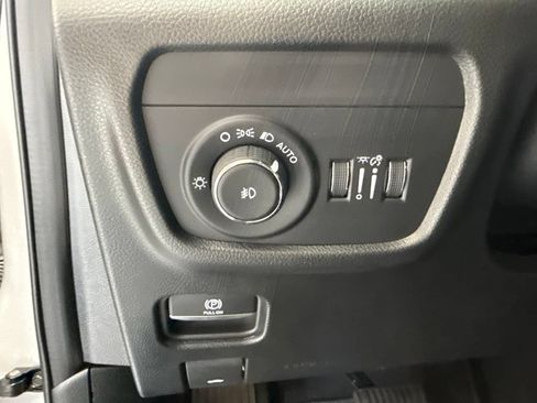 Used 2025 Jeep Grand Cherokee Limited w/ Luxury Tech Group II RWD image 17