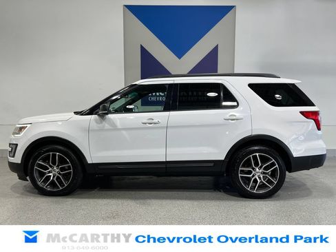 Used 2017 Ford Explorer XLT w/ Equipment Group 202A FWD image 8