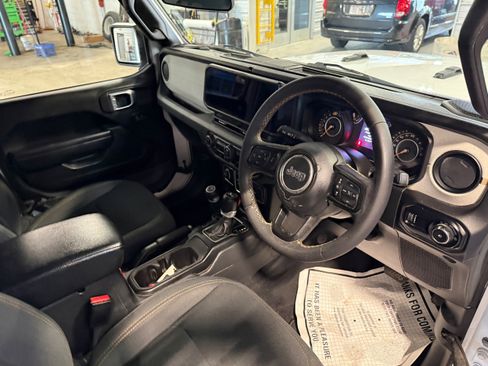 Used 2024 Jeep Wrangler Unlimited Sport AWD/4WD image 18