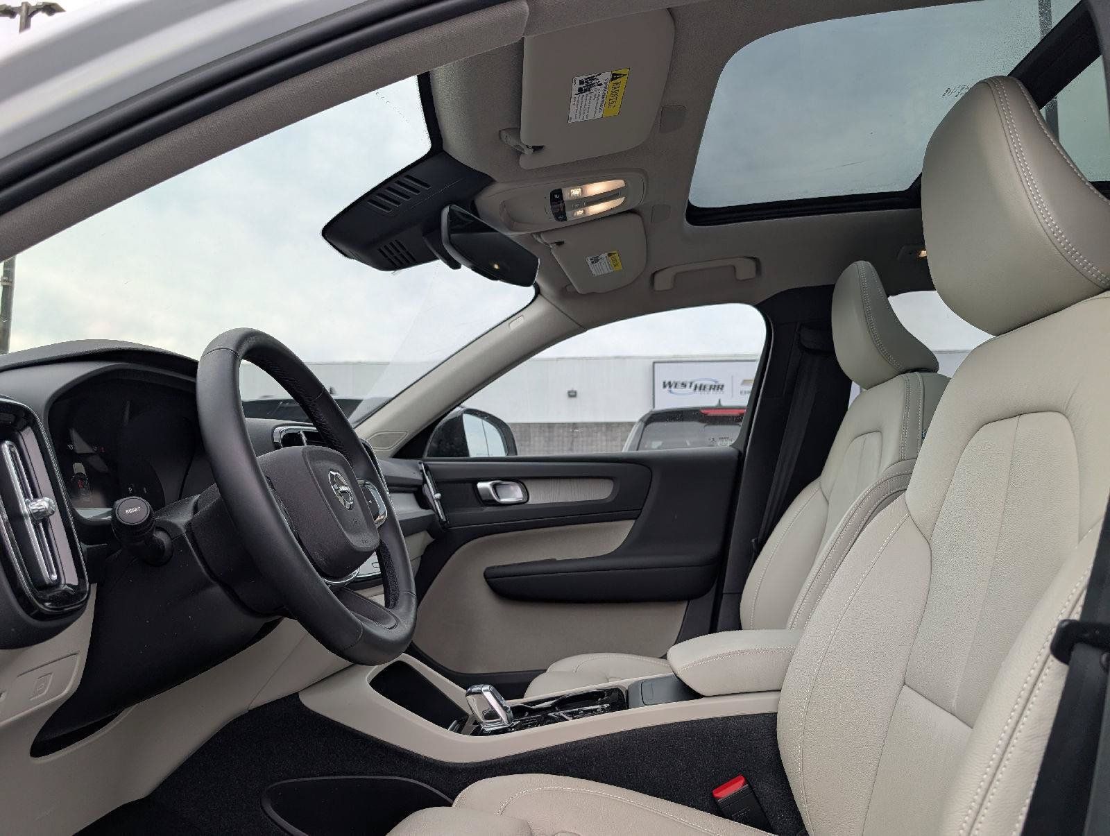 Used 2023 Volvo XC40 B5 Plus w/ Climate Package AWD/4WD image 9