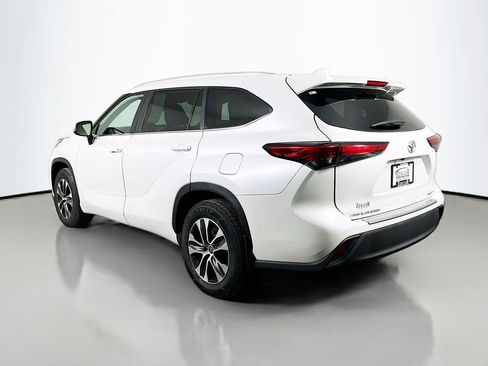 Used 2023 Toyota Highlander XLE image 7