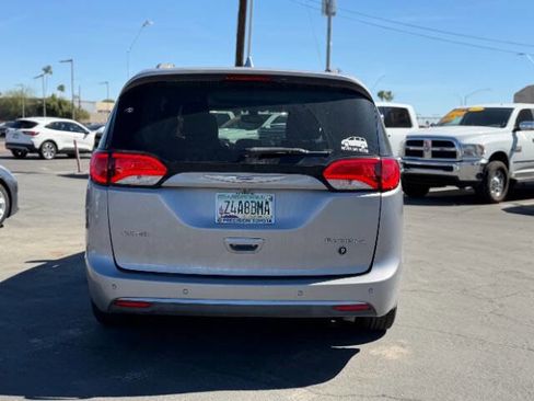 Used 2017 Chrysler Pacifica Limited w/ UConnect Theater Package FWD image 4