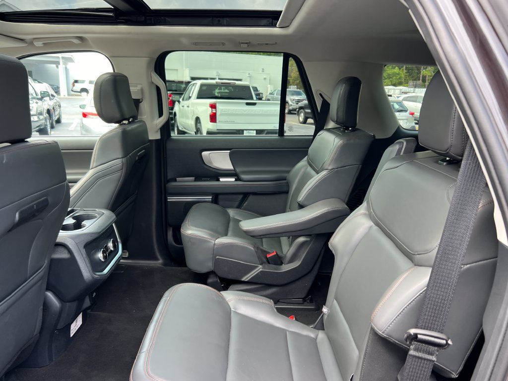 Used 2025 Ford Expedition Active RWD image 13