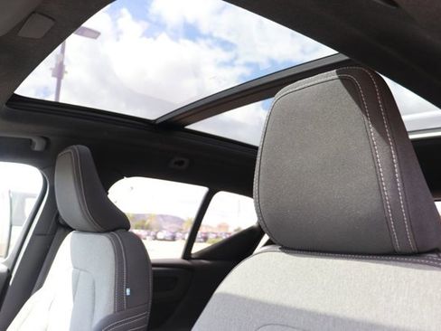 Used 2024 Volvo XC40 B5 Core image 24