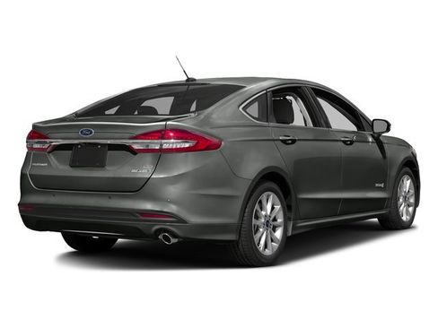 Used 2017 Ford Fusion SE FWD image 2