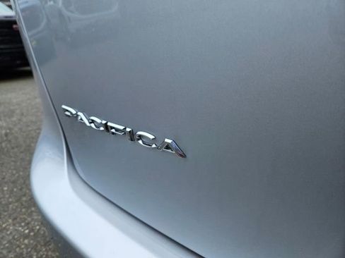 Used 2023 Chrysler Pacifica Touring-L FWD image 11