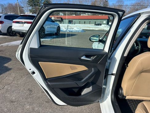 Used 2019 Volkswagen Jetta SE w/ Cold Weather Package image 17