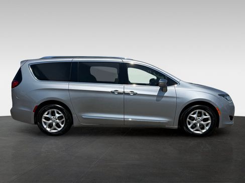 Used 2020 Chrysler Pacifica Limited FWD image 4