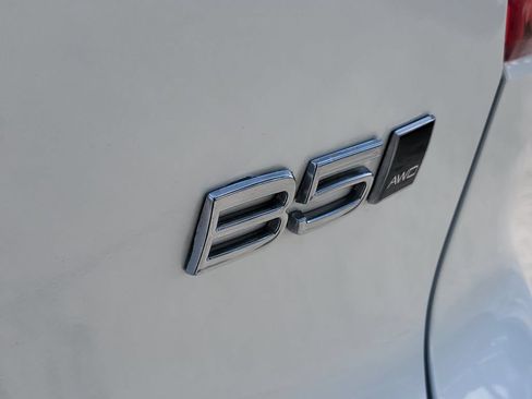 Certified 2024 Volvo XC40 B5 Plus AWD/4WD image 8